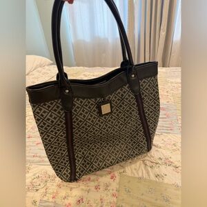 Tommy Hilfiger Elegant Black and Gray Tote Bag